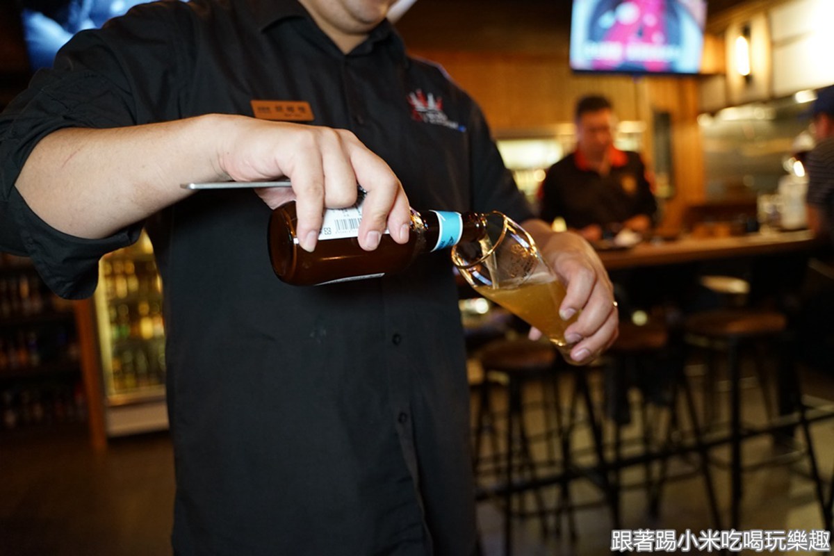 【新開店】酒控快衝！新竹居酒屋喝得到300多種精釀啤酒，必點「稻草燒」鮭魚入口即化