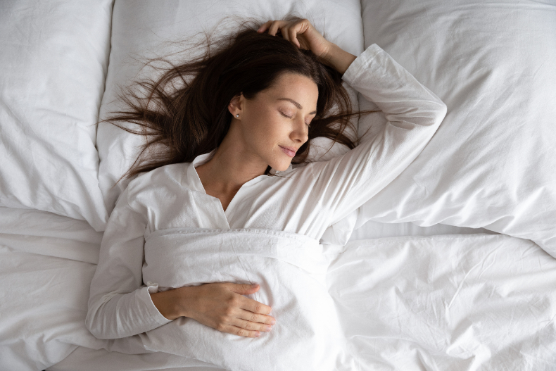 怎麼睡都腰痛！盤點3種「睡姿改善法」，只要多加「這招」讓你一覺到天亮