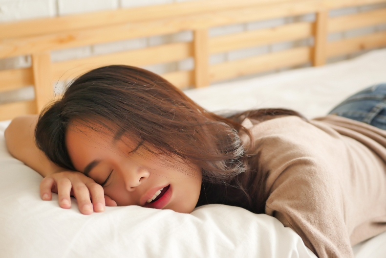 怎麼睡都腰痛！盤點3種「睡姿改善法」，只要多加「這招」讓你一覺到天亮