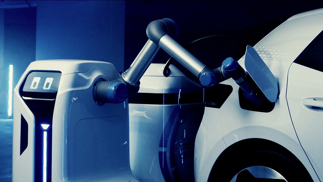 機器人會找尋需要充電的車輛，將電池拖行至車旁進行充電。(圖片來源/ Volkswagen)
