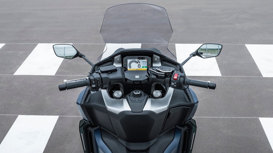 Forza 750還具備電控系統，包含三段動力模式可調模式，包含Standard、Sport、Rain+User，還提供三段H.S.T.C扭力巡跡控制系統，都可透過握把按鈕調整。(圖片來源/ Honda)