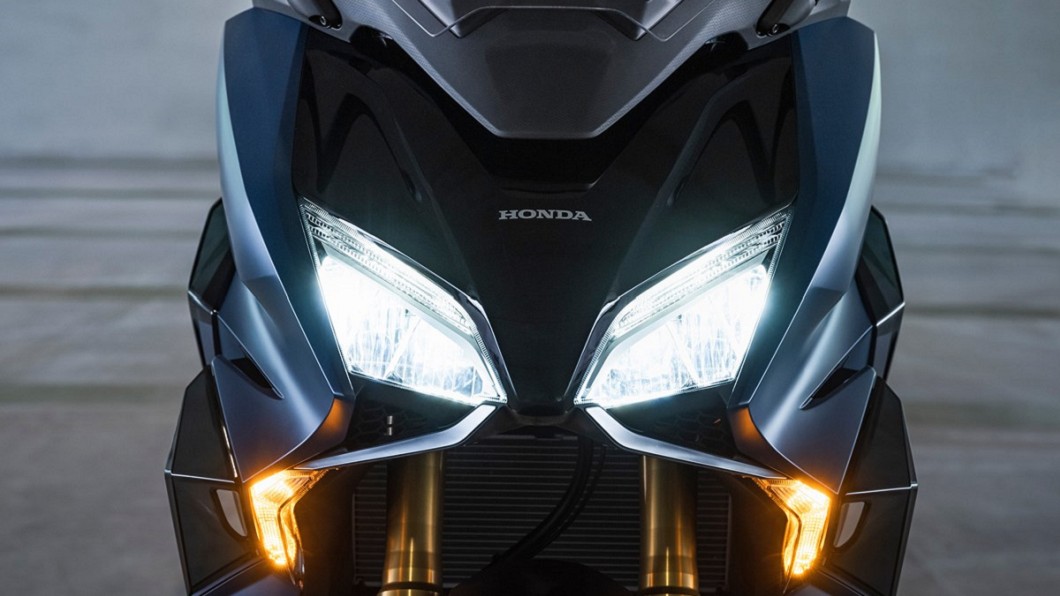 Forza 750維持車系一貫家族風貌，配置LED頭燈、定位光條，還有前方向燈恆亮功能。(圖片來源/ Honda)