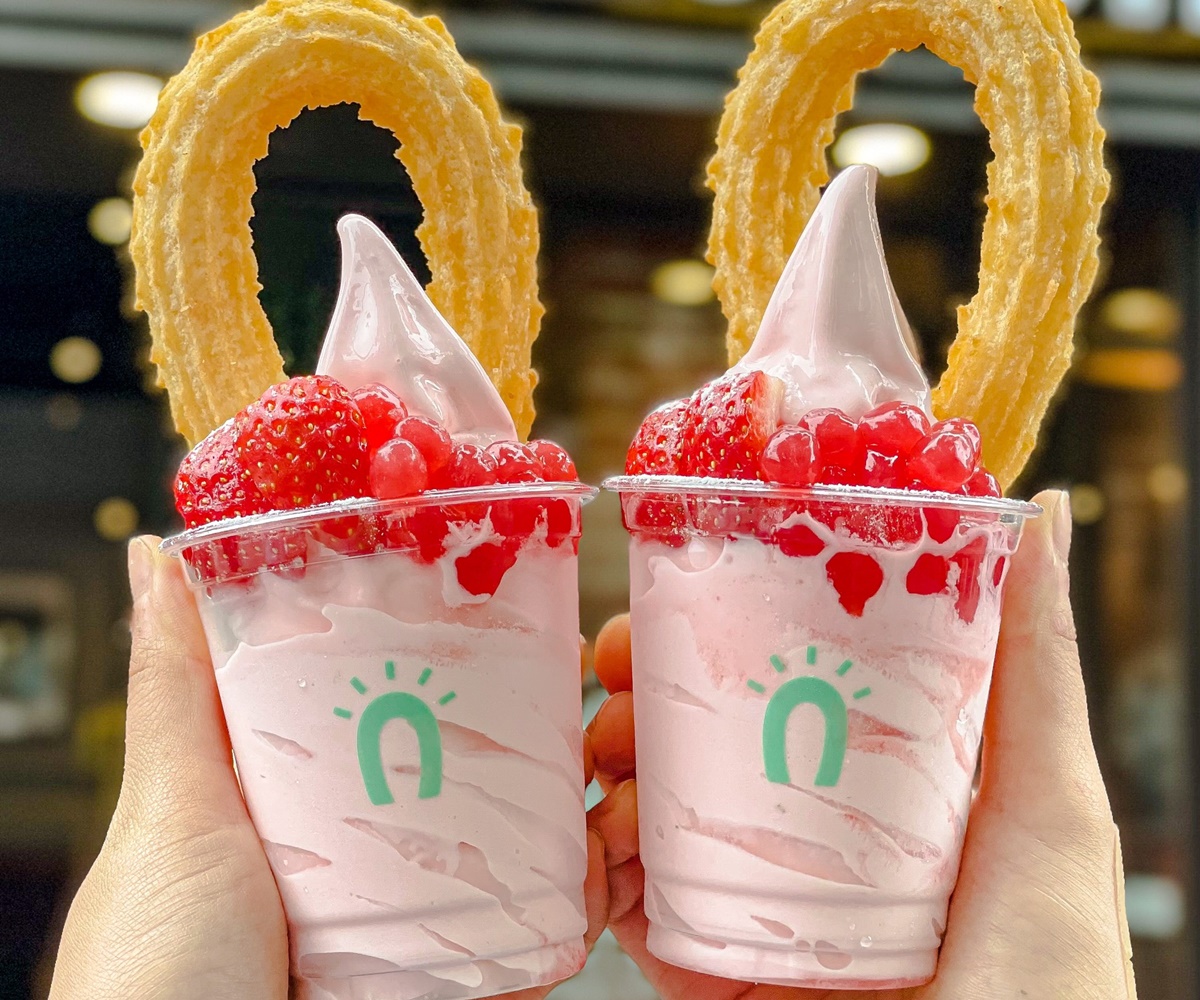 「草莓穀物啵啾」粉紅珍珠太夢幻！全新4款草莓新品必吃，再吃「草莓愛心吉那圈」