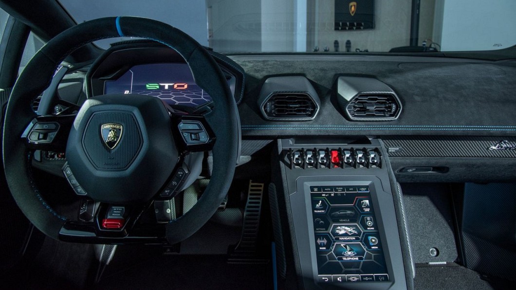 Huracán STO內裝除了濃厚的賽車元素外，Huracán STO亦具備8.4吋HMI 觸控式螢幕等便利性配備，可記錄車輛相關數據。(圖片來源/ Lamborghini)