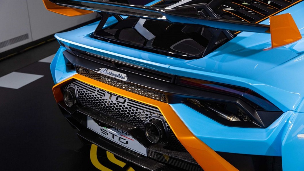 Huracán STO將引擎蓋整合車頂進氣口，造型看似像鯊魚鰭的中央背鰭設計，提升引擎冷卻效力之餘，還更有助於提升車輛高速行駛及進彎時的穩定性。(圖片來源/ Lamborghini)