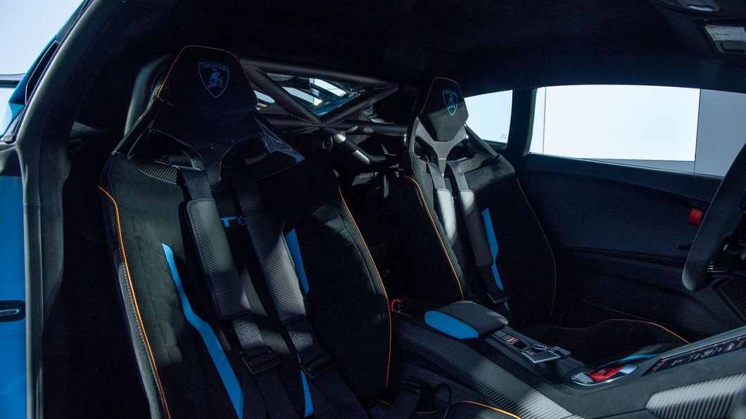 進入車艙內後，可見到多處碳纖維材質點綴，包含碳纖維賽車座椅、碳纖維腳踏墊、全碳纖維車門內飾板等。(圖片來源/ Lamborghini)