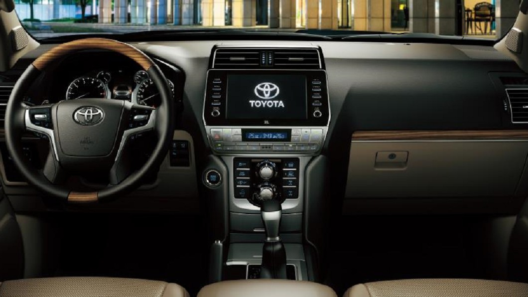 Land Cruiser Prado在內裝部分維持與現行車款相同配置，運用皮革、木紋凸顯出質感。(圖片來源/ Toyota)