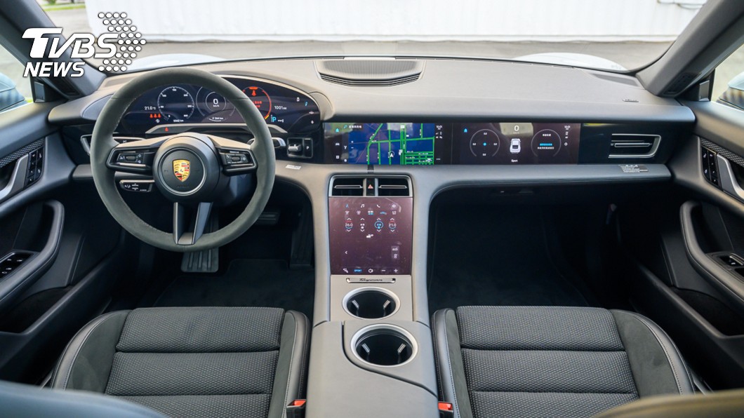 在充滿未來感的座艙內，仍可以感受到保時捷對於駕駛介面的講究。