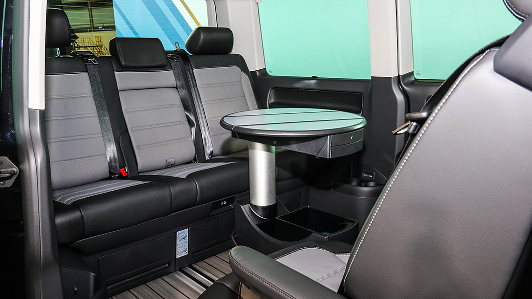 T6.1 Multivan車內還具備燈光照明及伸縮式多功能摺疊桌，可提供辦公用途或是家庭娛樂用途，車室內亦有置杯架、電源插槽等實用配置。(圖片來源/ 地球黃金線)