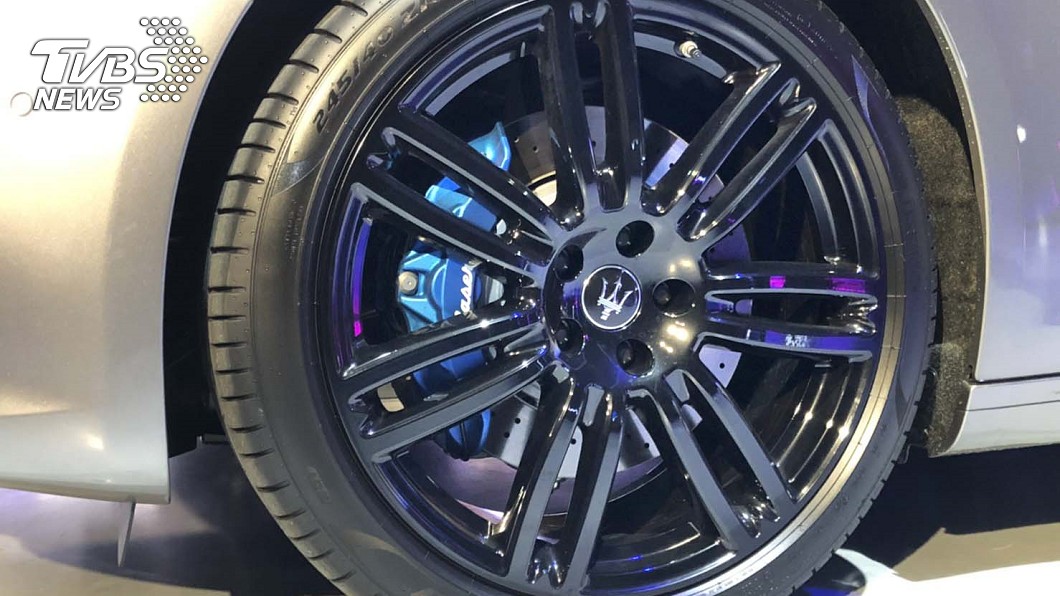 GranSport車型配備20吋鋁圈，煞車卡鉗亦採用與車身藍色飾件呼應的藍色塗裝。