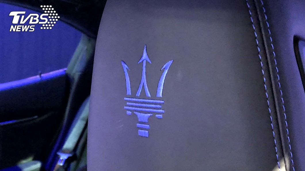 GranSport頂級車型擁有頭枕藍色刺繡廠徽與車艙藍色縫線設計。