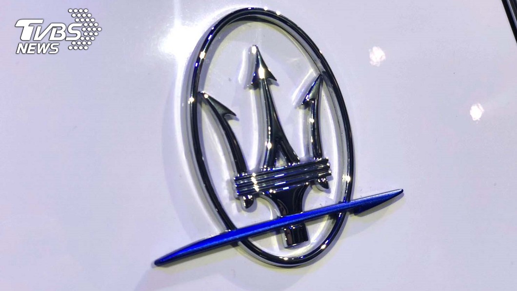 Ghibli MHEV C柱上的Maserati廠徽中的箭矢也改成湛藍色，象徵油電車款身分。(圖片來源/ 地球黃金線)