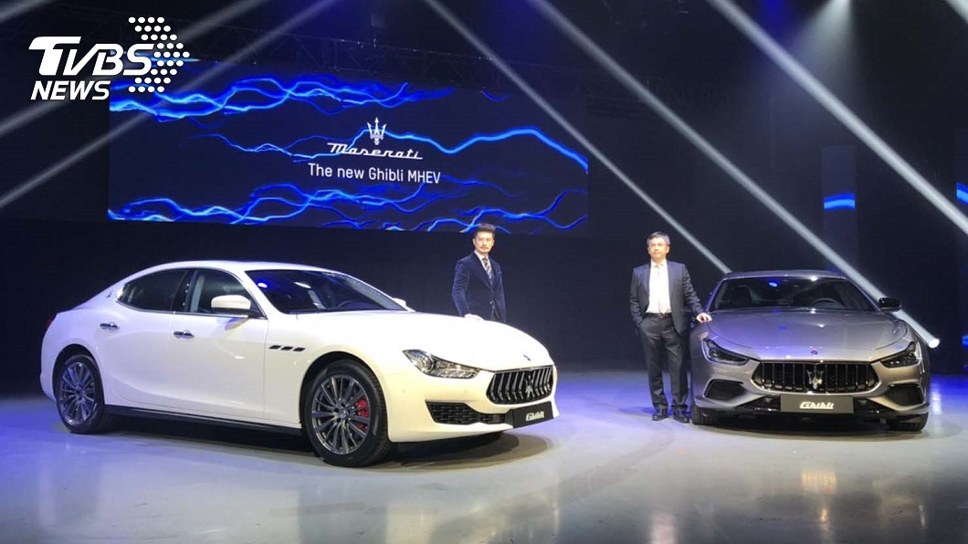 Maserati首款油電動力車Ghibli MHEV於1月6日在台發表上市,並由Maserati Taiwan總經理黃怡超(右)與品牌經理孟祥恩(左)共同主持發表會。 Ghibli MHEV在台發表358萬元起! 四缸油電動力挑戰530i、E300