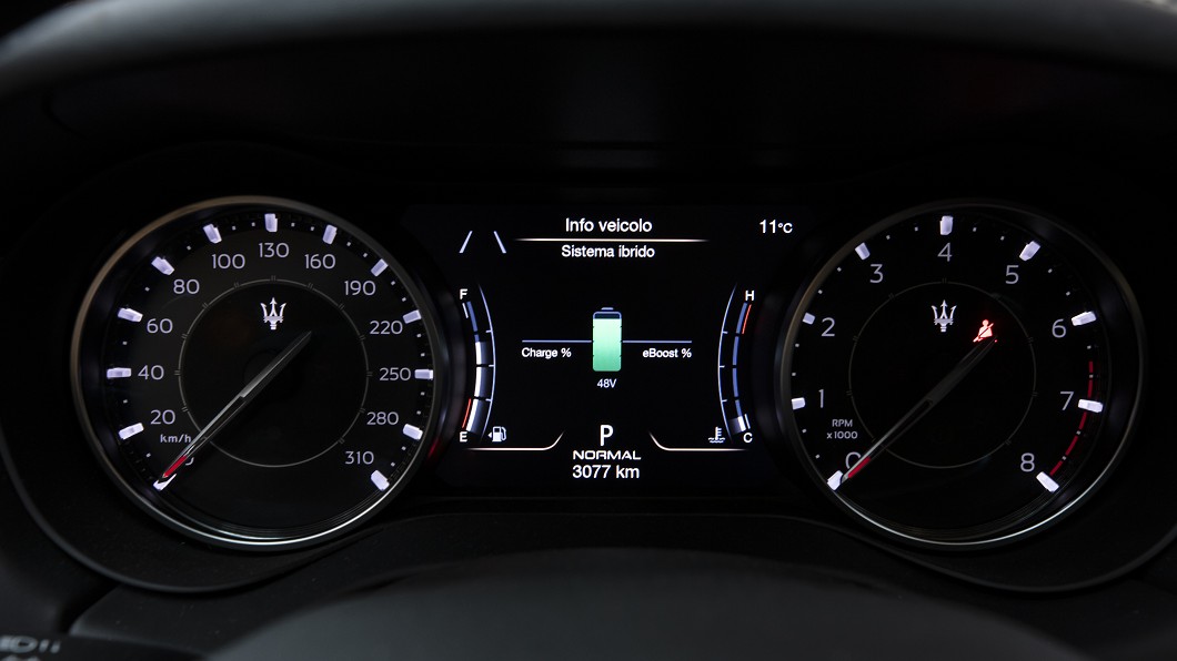 Ghibli MHEV的雙潛望型儀表板中間具備液晶顯示幕，且配置10.1吋中央觸控顯示幕。(圖片來源/ Maserati)