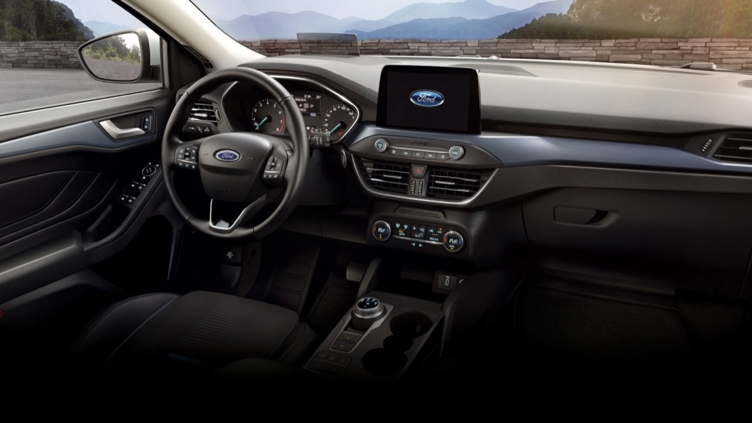 Focus Active車室內以類似Carbon Fiber霧銀設計的「躍動藍」飾板點綴，任性板車型導入8吋SYNC 3的影音系統，可支援Apple CarPlay及Android Auto手機連接功能。(圖片來源/ Ford)