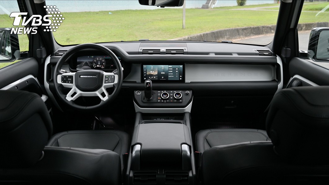 車內透過12.3吋全數位儀錶板與10吋觸控式中控台螢幕營造科技質感。