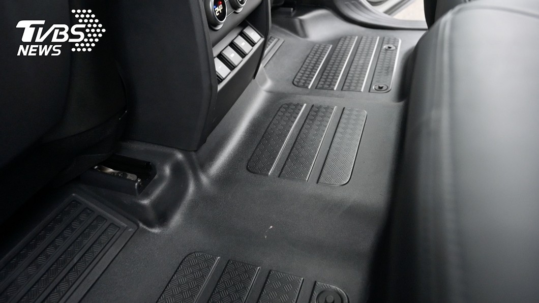 車內地板採平整化防水塑膠設計，可以輕鬆沖洗。