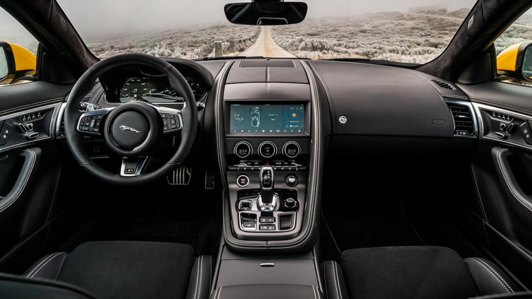 F-Type導入新設計的3輻式方向盤，還將全景玻璃車頂、Meridian 音響系統列為全車系標配。(圖片來源/ Jaguar)