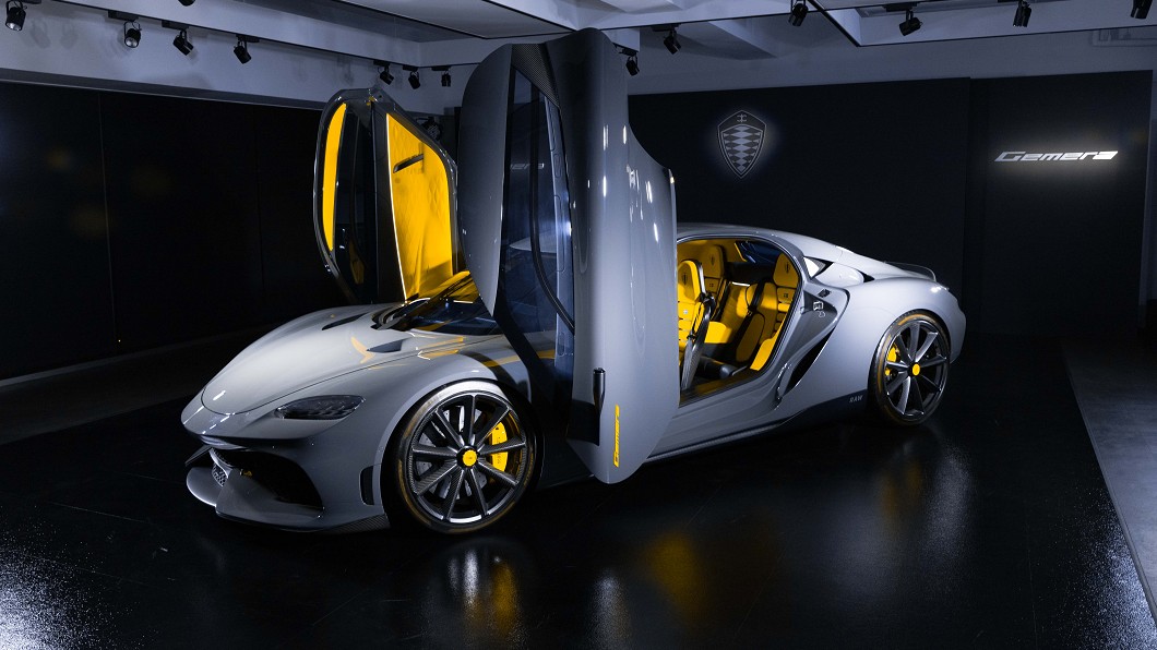 車門採用Koenigsegg獨創的平移式旋轉機構。(圖片來源/ 嘉鎷興業)