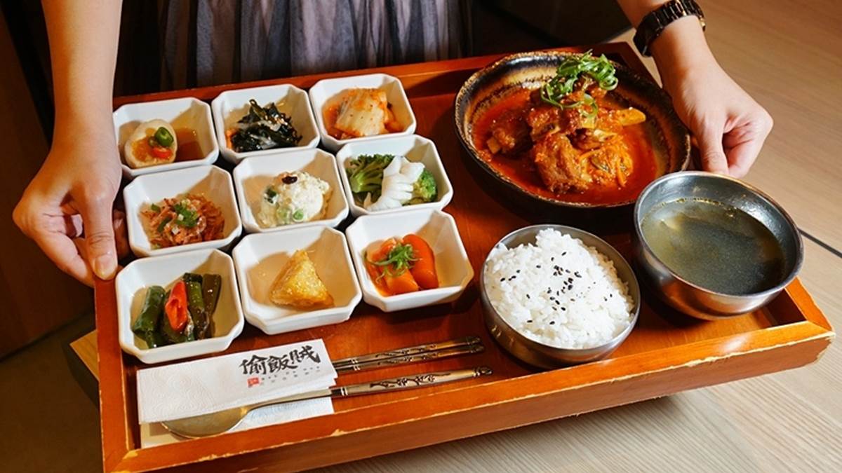 平板點餐一個人也能吃！韓式定食配九宮格小菜，泡菜燉豬排軟嫩入味超下飯