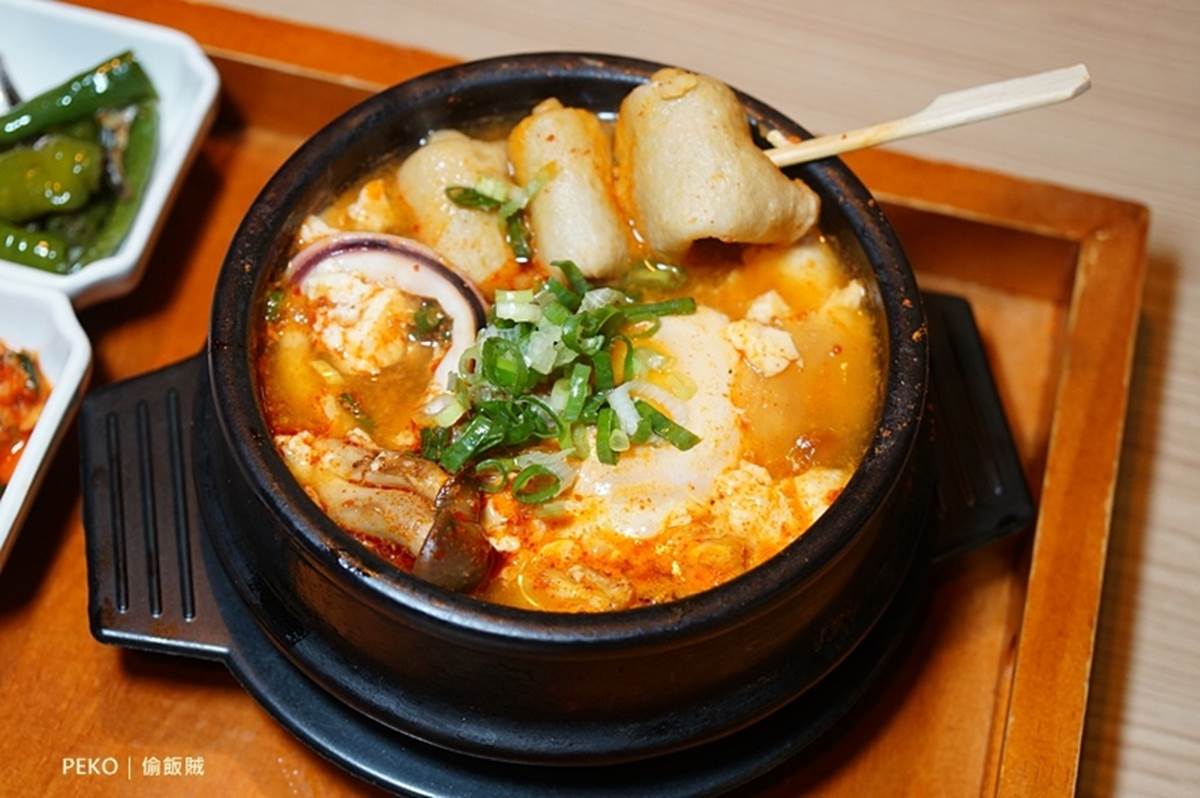 平板點餐一個人也能吃！韓式定食配九宮格小菜，泡菜燉豬排軟嫩入味超下飯