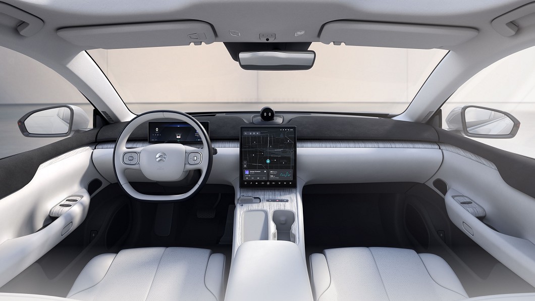 ET7車室內搭載大面積直立式中央觸控螢幕，與Tesla內裝設計有異曲同工之妙。(圖片來源/ 蔚來汽車)