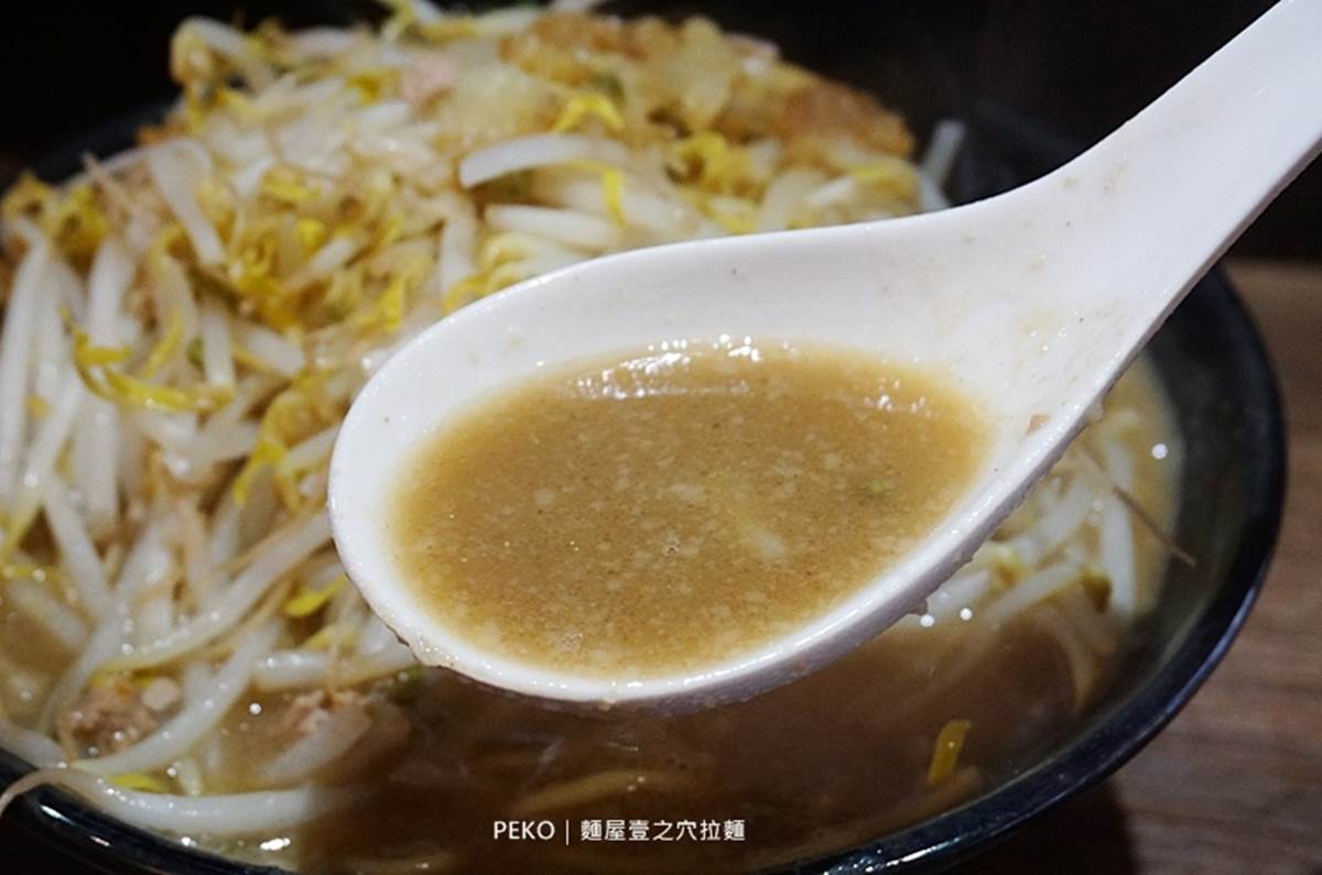 CP值超高！台北東區「二郎系拉麵」疊滿叉燒、豆芽小山，內用還可免費加麵