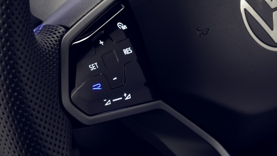 方向盤設計有R模式快捷按鈕。(圖片來源/ Volkswagen)