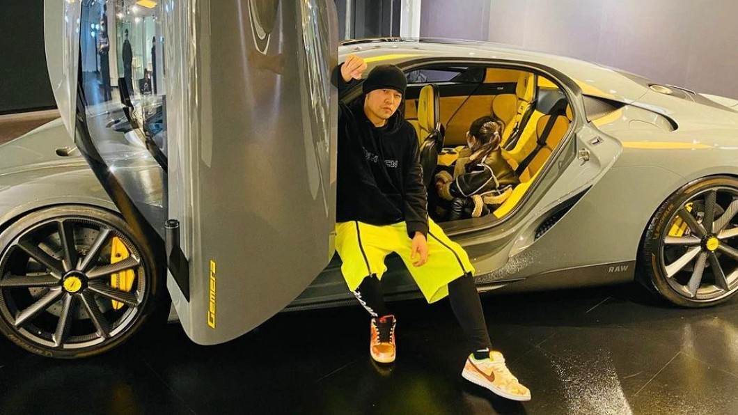 周杰倫在Instagram上秀出與瑞典超跑Koenigsegg Gemera合照，並寫下「我的女孩覺得這台車可以」。(圖片來源/ 周杰倫IG)