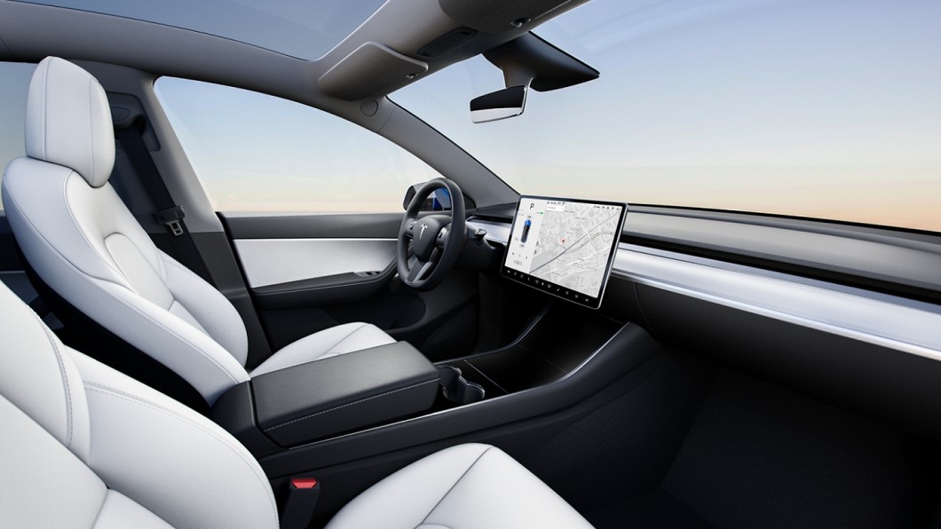 Model Y車內鋪陳與Model 3相當類似，同樣植入15吋中央觸控螢幕。(圖片來源/ Tesla)
