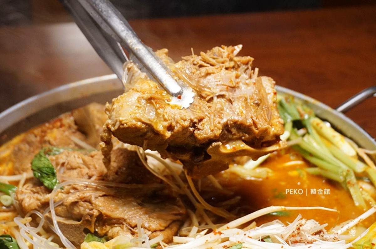 Google評價4.4顆星！台北超夯韓式料理「馬鈴薯排骨湯」湯濃肉嫩，食材疊成一座小山