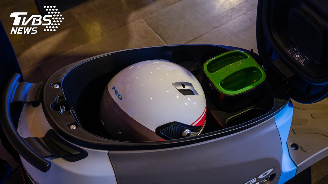 車廂可放置四分之三罩安全帽，還配備USB 3.0插座。