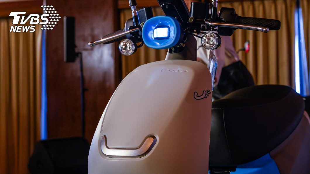 頭燈採用魚眼式LED燈組，並在前斜板鑲嵌PGO電動機車招牌微笑線條。