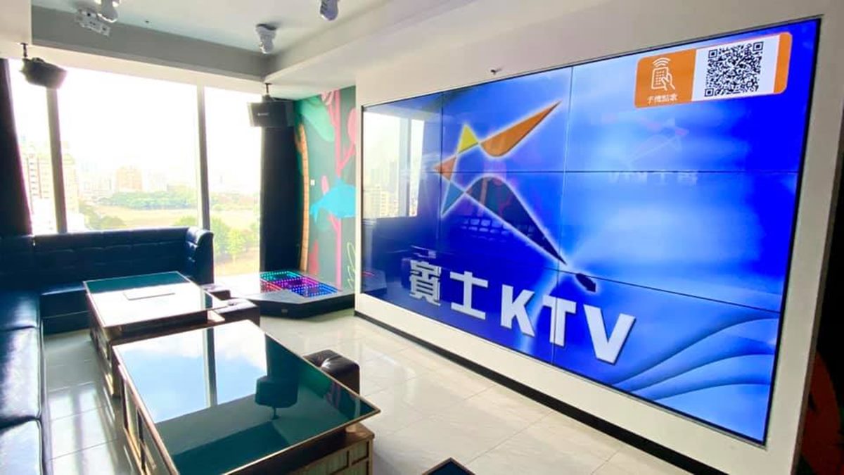 台南首間在百貨的KTV！55吋大電視牆+邊唱邊吃火鍋超狂，還有叢林房、旋轉木馬房可選