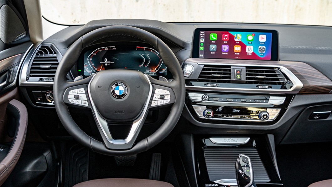 全新X3、X4白金領航版具備整合12.3吋虛擬數位儀錶、10.25吋中控觸控螢幕的iDrive 7.0全數位虛擬座艙含智能衛星導航系統、360度環景輔助攝影、超越對手的遠端3D監控與豪華型三區恆溫空調。(圖片來源/ BMW)