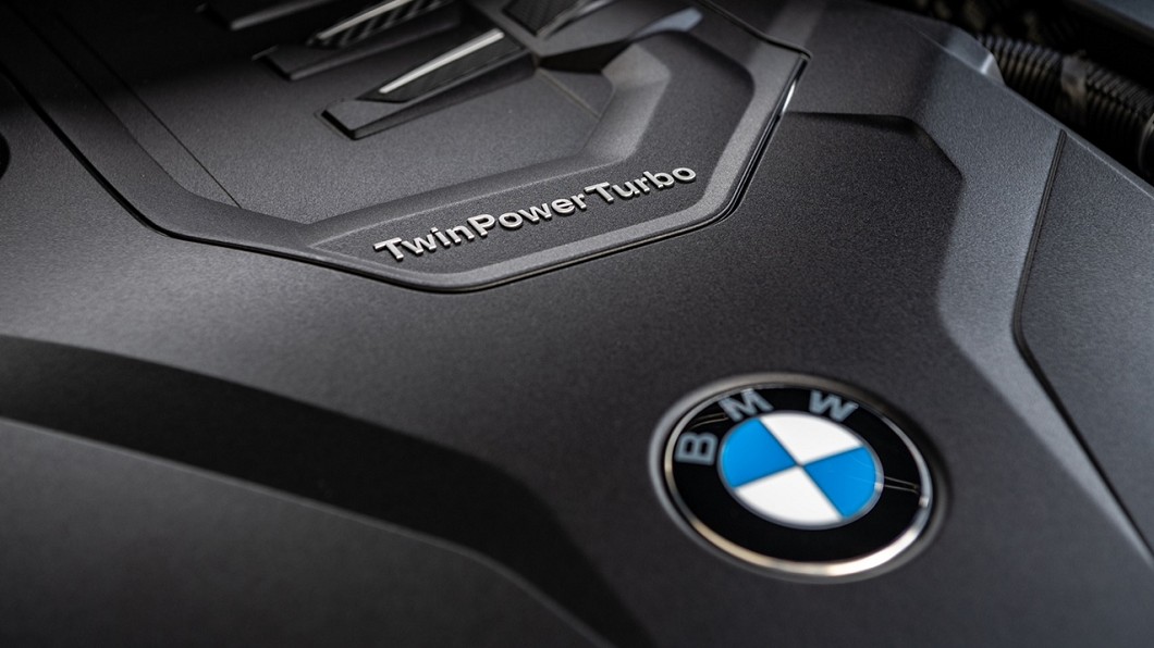 全新X3 xDrive30i Luxury、X4 xDrive30i M Sport白金領航版搭載BMW TwinPower Turbo直列4汽缸汽油引擎，擁有252匹最大馬力、350牛頓米最大扭力。(圖片來源/ BMW)