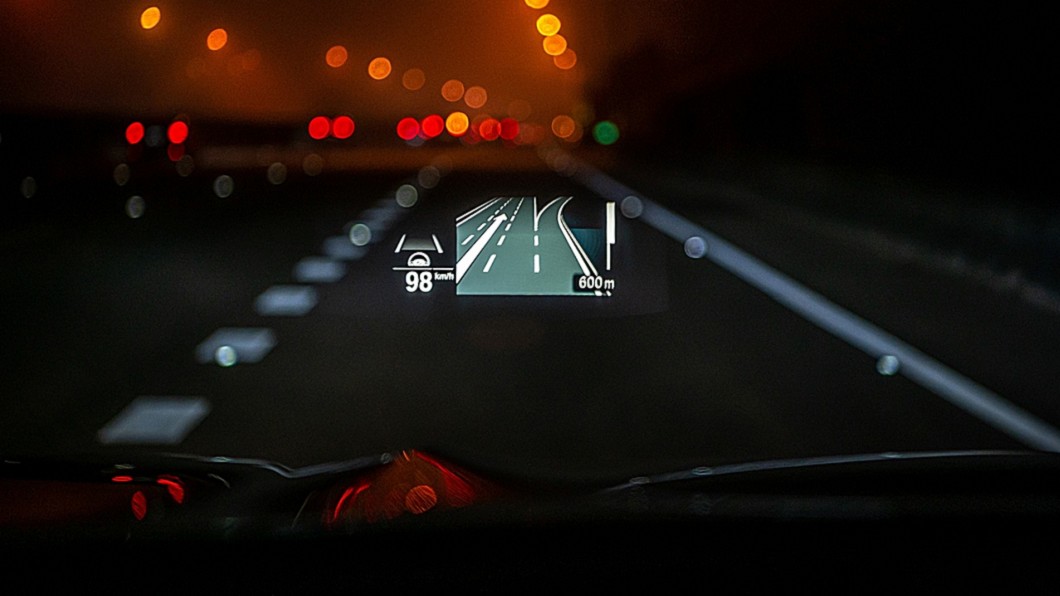 全新BMW X3、X4白金領航版全車系標配可投射BMW智能衛星導航系統、Apple Maps與Google Maps導航資訊的HUD車況抬頭顯示器。(圖片來源/ BMW)