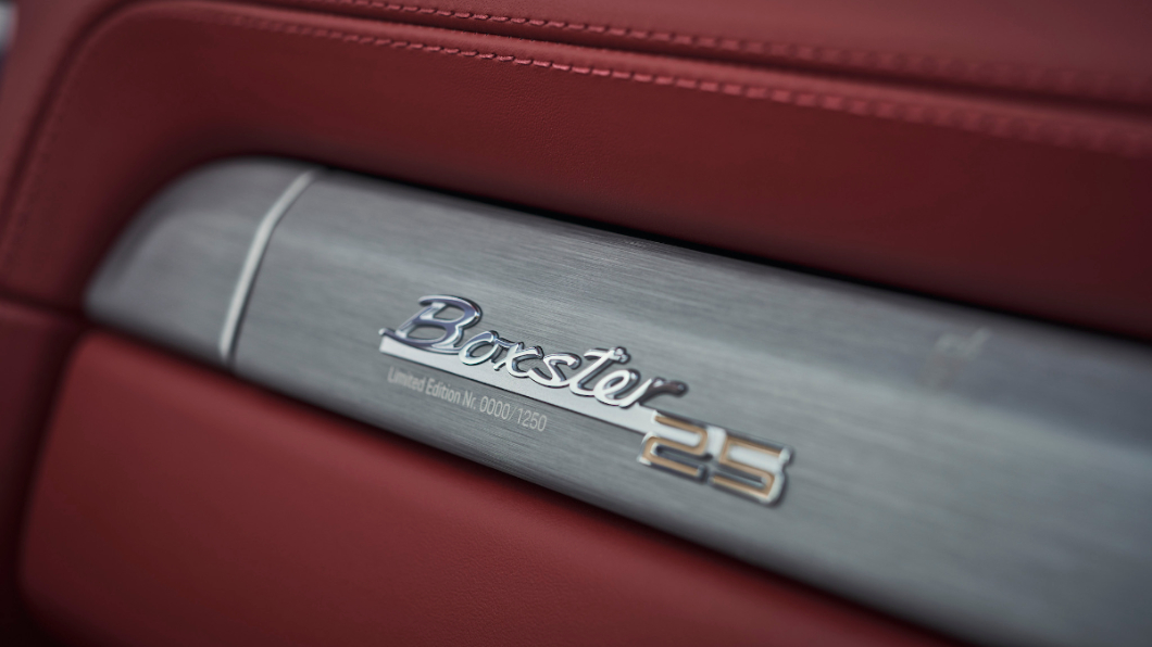 Boxster 25週年紀念車艙內具備專數銘牌。(圖片來源/ Porsche)
