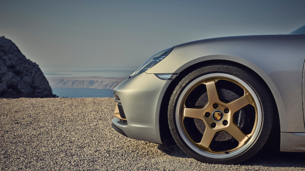 Boxster 25週年紀念車的雙色20吋鋁合金輪圈加入類香檳色調的釹銀色設計。(圖片來源/ Porsche)