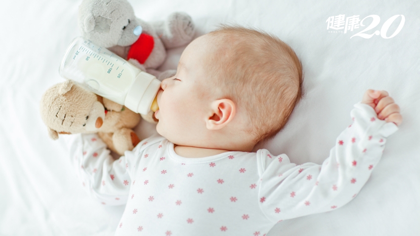 提醒新手爸媽：寶寶出生後2件事最重要！親餵或瓶餵奶量多少才夠？