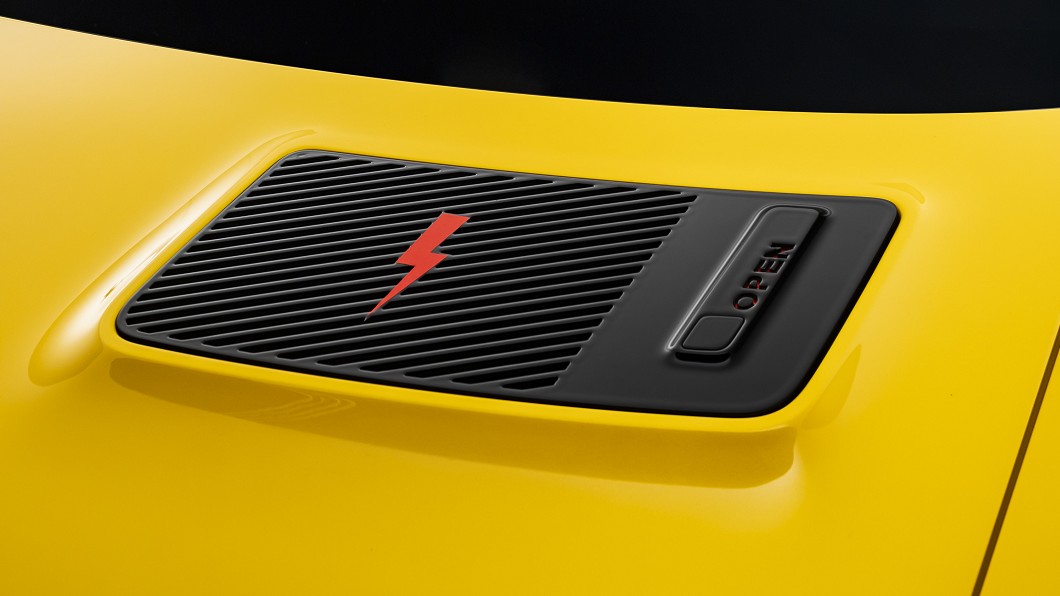 充電接口位於引擎蓋上方，與Renault 5 Le Car引擎蓋進氣口位置相似。(圖片來源/ Renault)