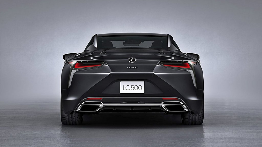 LC 500 Inspiration Series加入黑色鍜造21吋鋁圈，以及碳纖維、強化塑膠面板車頂，車尾還添加碳纖維的尾翼，提升空氣力學表現。(圖片來源/ Lexus)