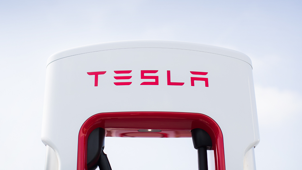 Tesla採專用特規接頭，他牌電動車無法使用。(圖片來源/ Tesla) 