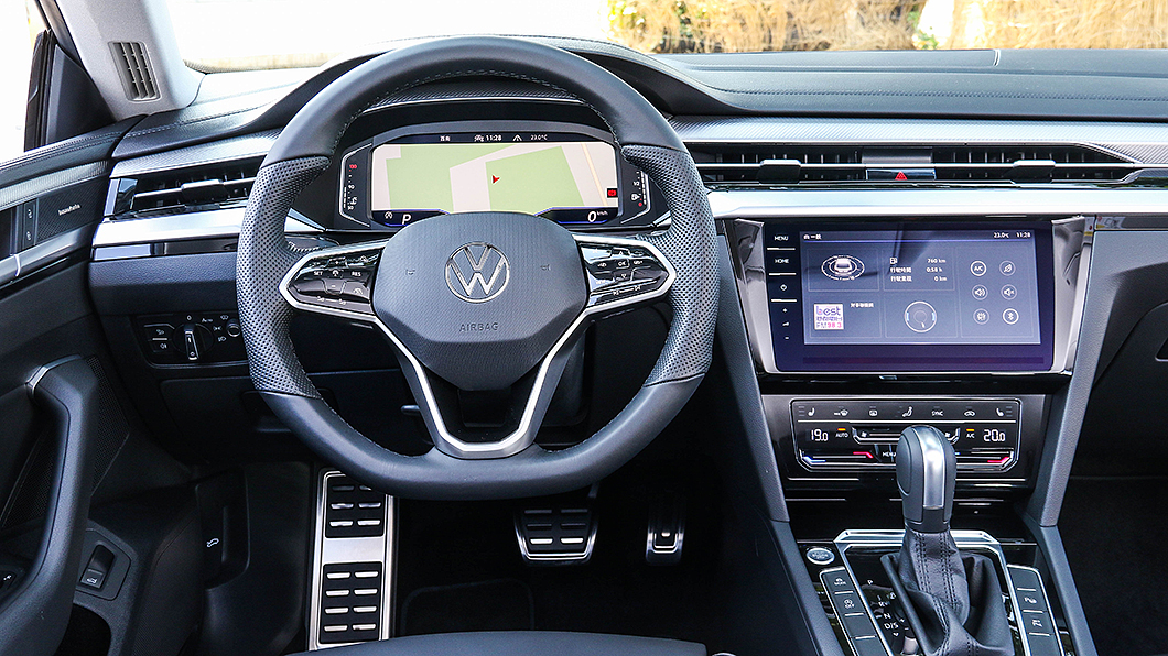 全數位儀錶板、中控台觸控螢幕，加上觸控式多功能方向盤，讓車內大幅度走向數位化。