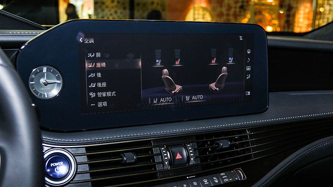 12.3吋中控液晶螢幕改為觸控面板，位置亦更靠近前座。