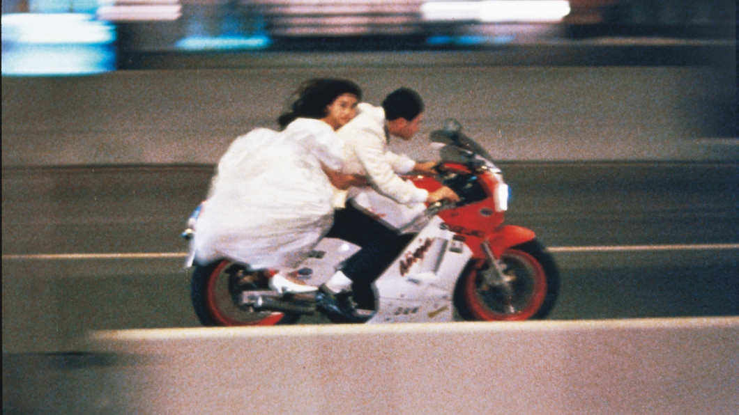劉德華騎乘Suzuki RG500載著穿白紗的吳倩蓮的畫面，更成為經典橋段。(圖片來源/ 華映 臉書)