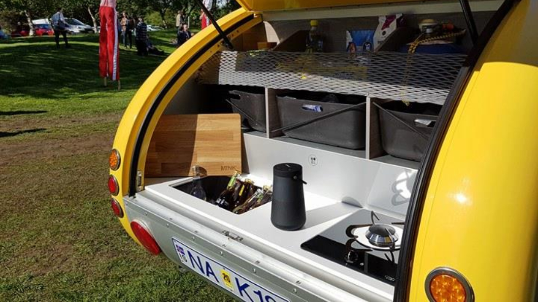 Mink 2.0 Sports Camper拖車後方還具備一套廚房料理工具，包含冰箱、瓦斯爐、砧板、水槽等。(圖片來源/ Mink)