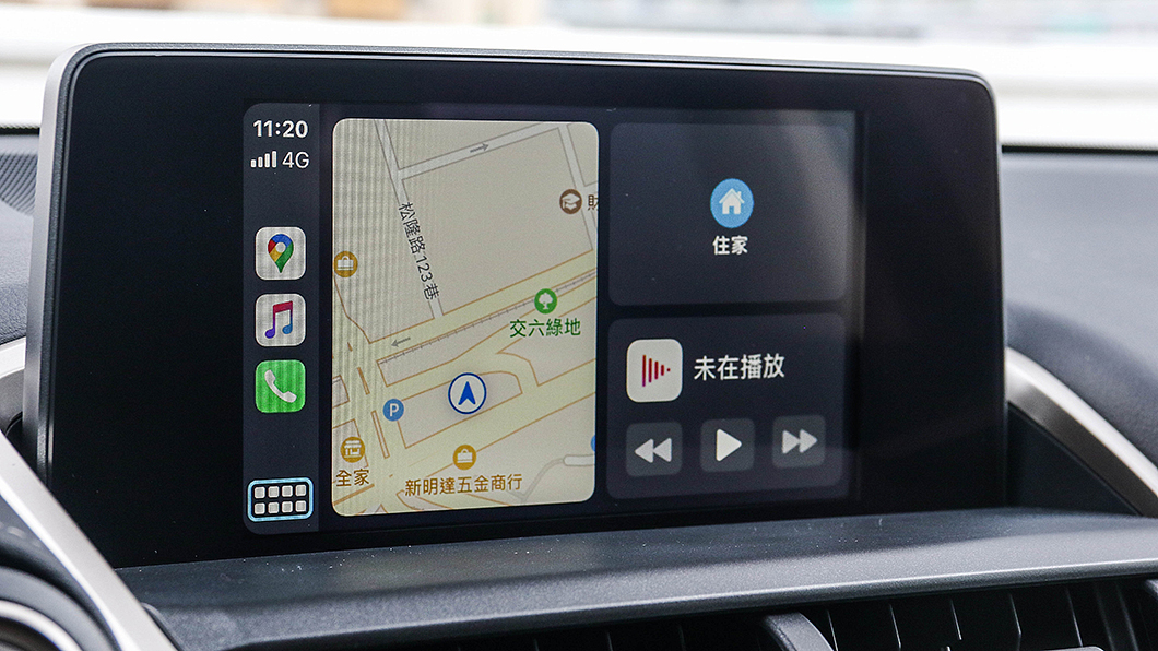 多媒體主機植入Apple CarPlay智慧型手機連結。