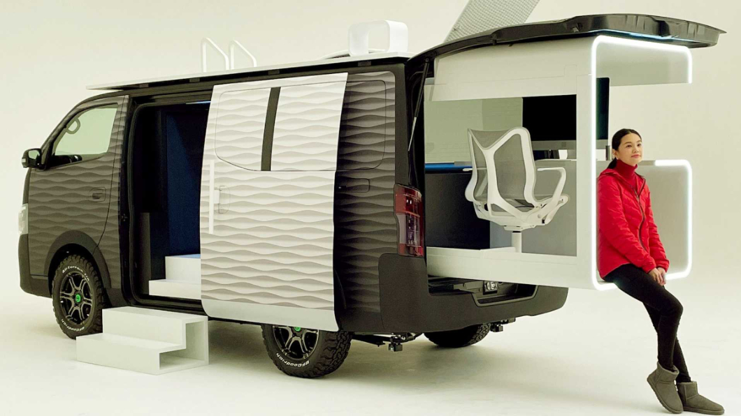 NV350 Office Pod概念車設置一個可向外延伸的辦公空間，具備辦公桌及Herman Miller電腦座椅，且地板還特別以透明的方式設計，同時還有DC/AC電源。(圖片來源/ Nissan)