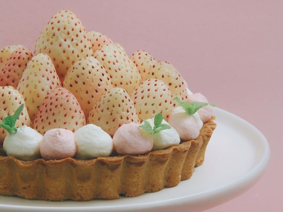 草莓控吃不停！呷滴浮誇系草莓甜點必吃，「草莓方糕」白草莓＋大湖草莓鋪好鋪滿